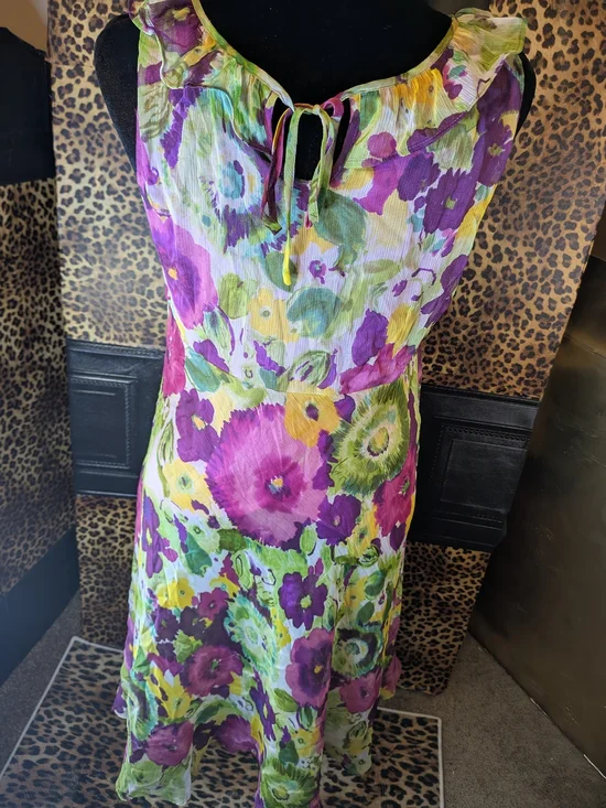 Sleeveless Ruffle V-Neck Floral Midi Dress in Pink & Green - Picture 3 of 6